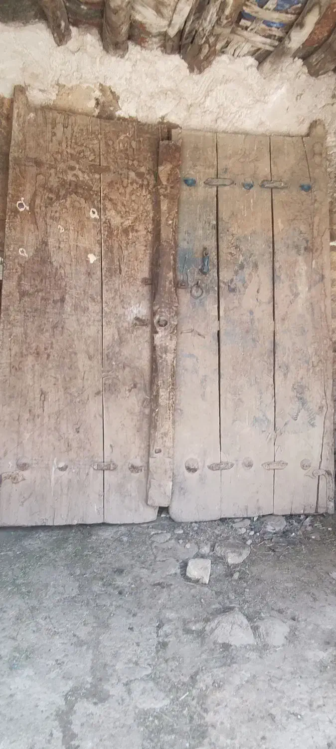 درب چوبی قدیمی گردوی|کلکسیون اشیاء عتیقه|شیراز, امام حسین|دیوار