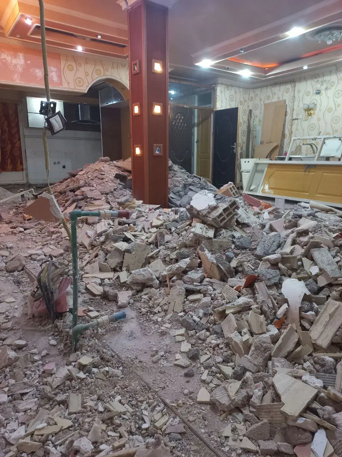 تخریب.با پیکور دستی. .. بیل میکانیکی قیمت مناسب|خدمات پیشه و مهارت|کرمان, |دیوار