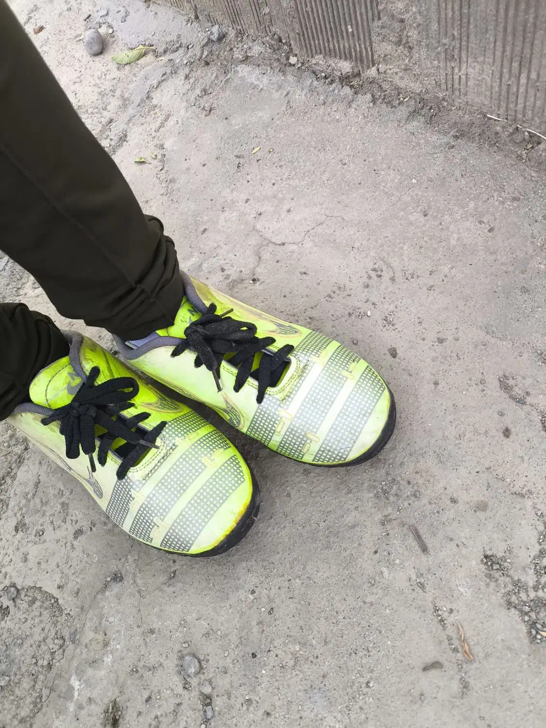 کفش ورزشی مخصوص چمن|کیف، کفش، کمربند|میاندوآب, |دیوار