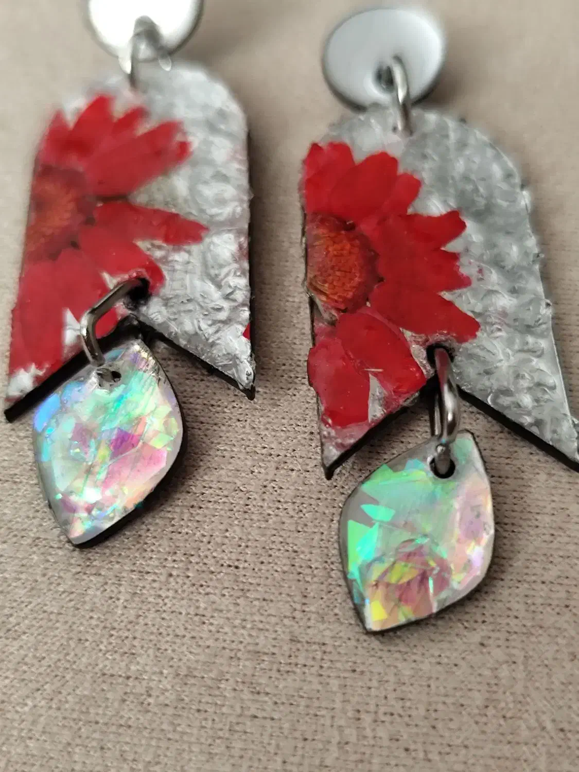 گوشواره یلدایی با گل قرمز بابونه رزینی|بدلیجات|بوشهر, |دیوار