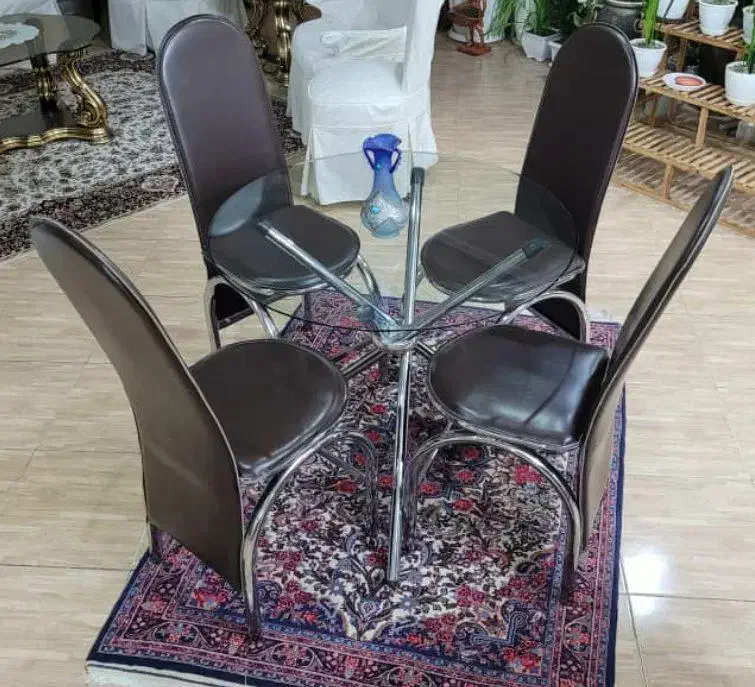 میز ناهار خوری ۴ نفره پایه میز  تاشو هست جنسش  چرم|میز و صندلی غذاخوری|کرج, مهرویلا جنوبی|دیوار
