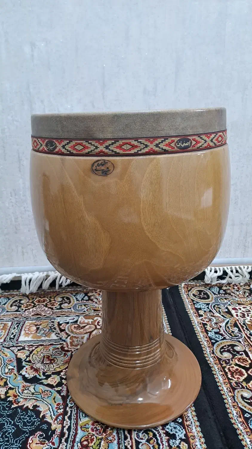 تنبک دو مُهر|سازهای سنتی|اصفهان, بهارستان|دیوار