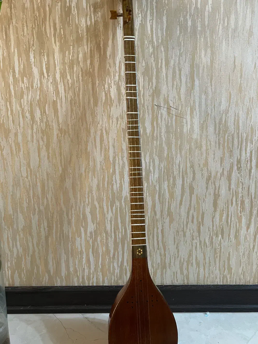 سه تار|سازهای سنتی|تهران, درب دوم|دیوار