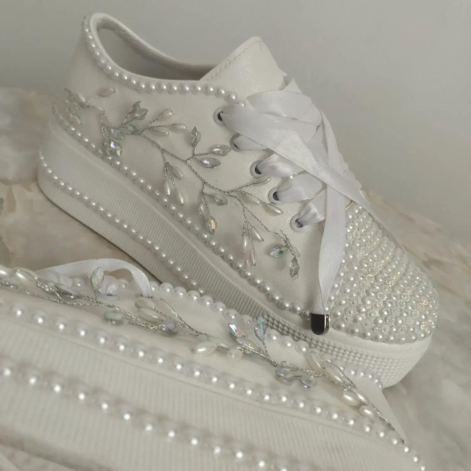 کفش نو|کیف، کفش، کمربند|عجب شیر, |دیوار