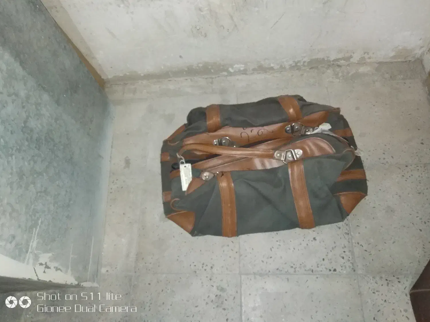 چمدان و ساک|کیف، کفش، کمربند|اندیشه, اندیشه فاز ۲|دیوار