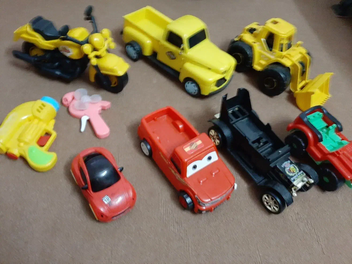 اسباب بازی|اسباببازی بچه|تربت جام, حافظ|دیوار