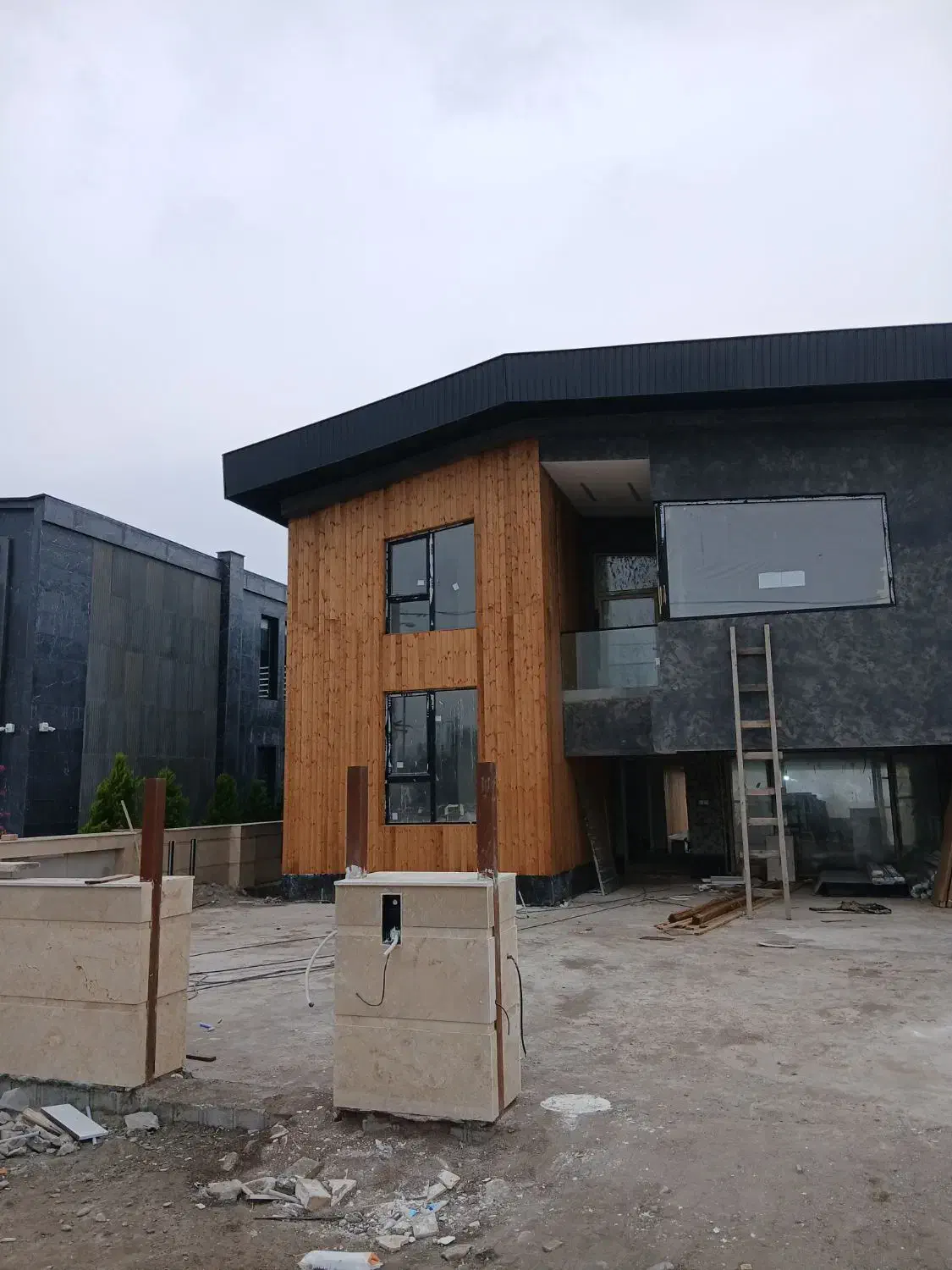 نصب چوب ترمو نما ساختمان سازنده پله گرد با پلی وود|خدمات پیشه و مهارت|رشت, منظریه|دیوار