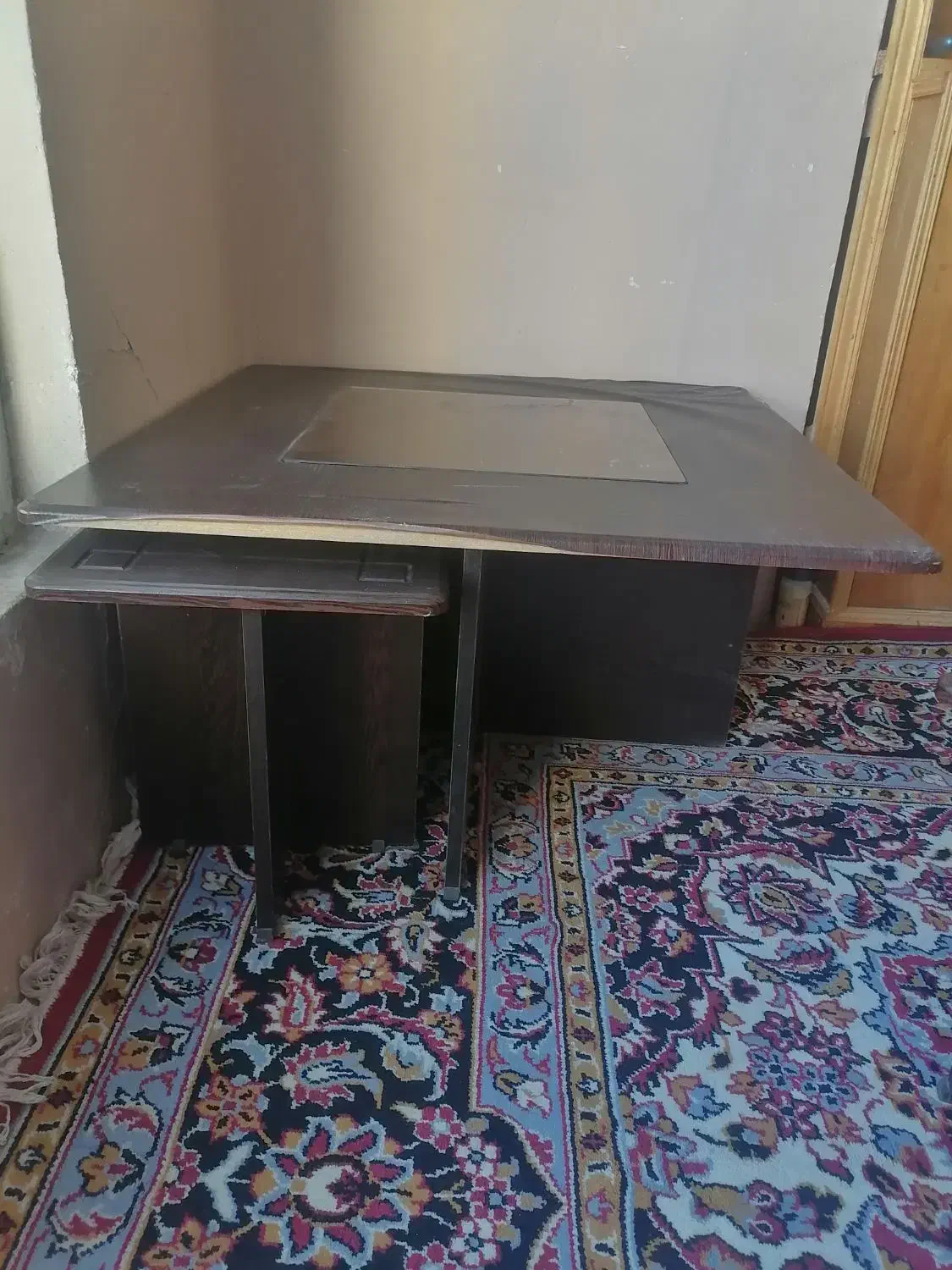 میز بزرگ وسطش شیشه داره همراه با 4تا میز عسلی.|مبلمان خانگی و میز عسلی|شیراز, اصلاحنژاد|دیوار