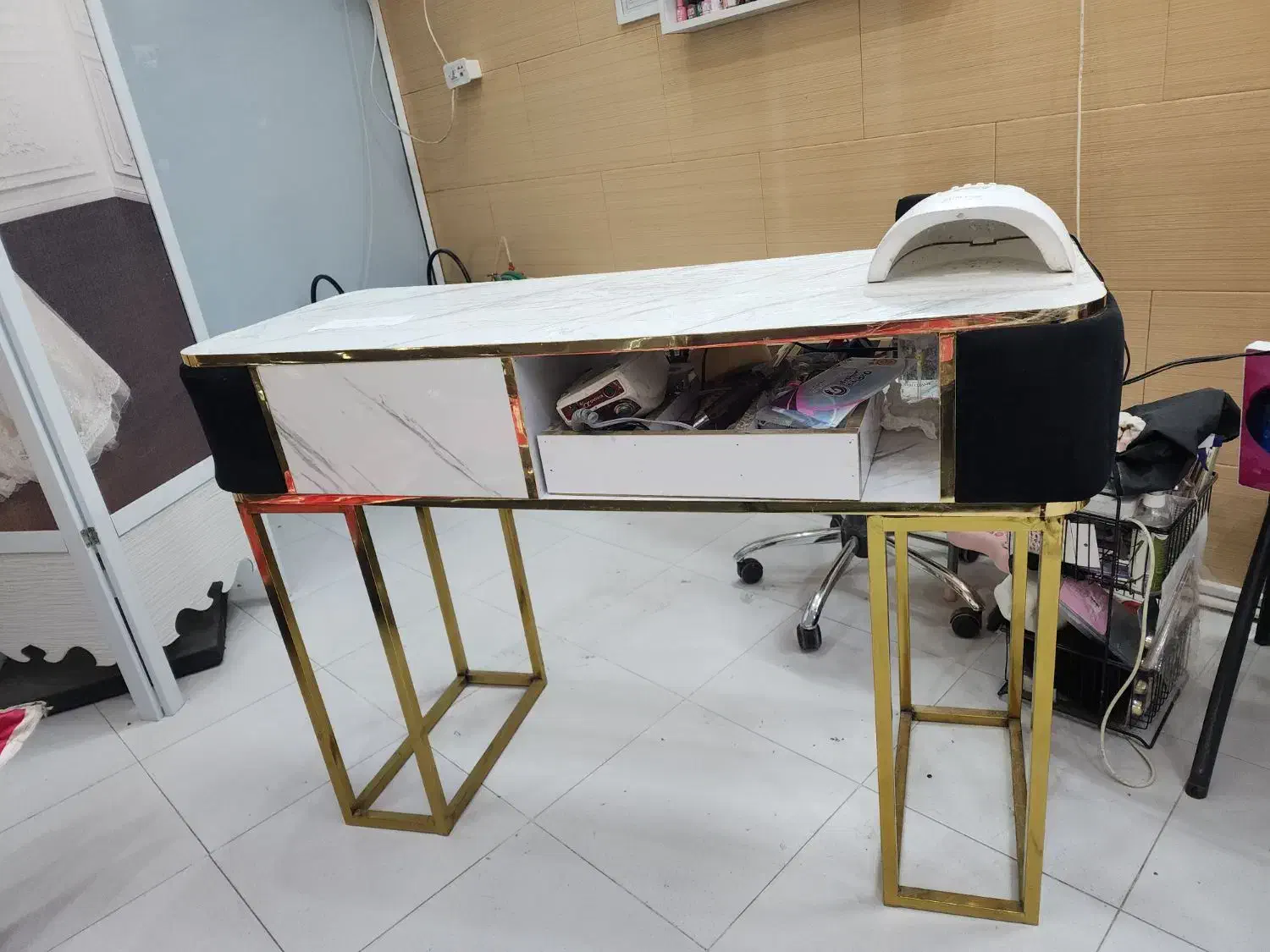 وسایل آرایشگاه زنانه|آرایشگاه و سالن‌های زیبایی|سنندج, |دیوار