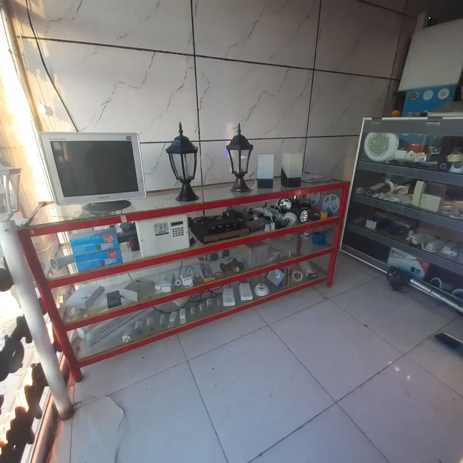 ویترین ام دی اف شیشه پیشخوان ویترین اهنی|فروشگاه و مغازه|هشتگرد, کوی یاران|دیوار