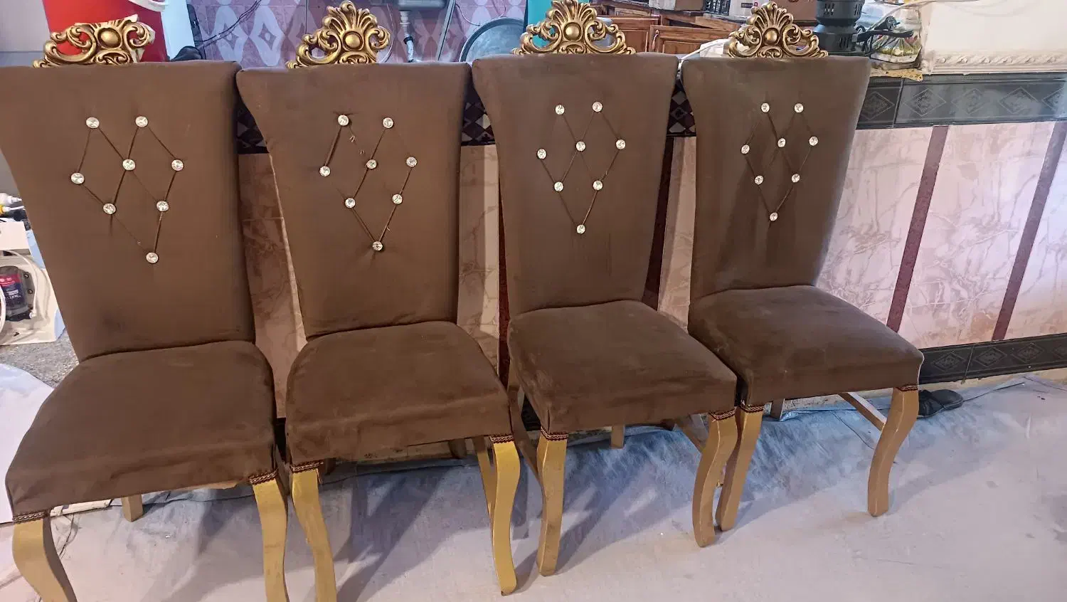 8عددصندلی نشیمن کاملن خوب وسالم. ولی پایه ها لق|میز و صندلی غذاخوری|باوی, |دیوار