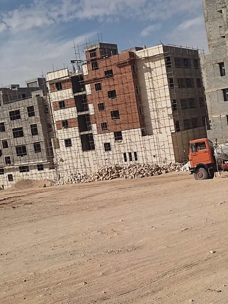 نیازمند استاد نماکار و ملات پهن کن و کارگر وارد|استخدام معماری، عمران و ساختمانی|زاینده رود, |دیوار