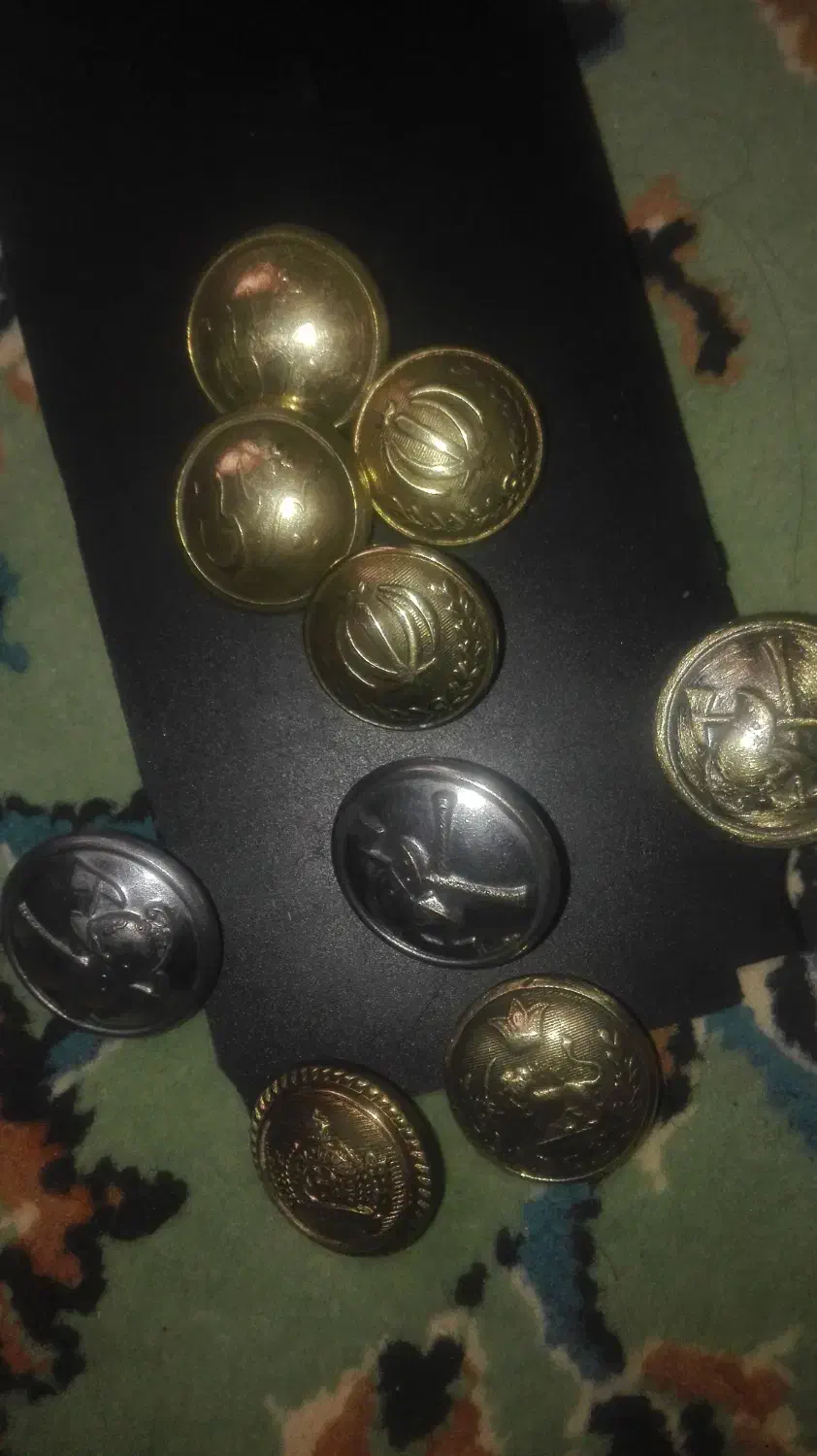 تعدادی دکمه قدیمی  به رنگه طلا|کلکسیون اشیاء عتیقه|فرمهین, |دیوار