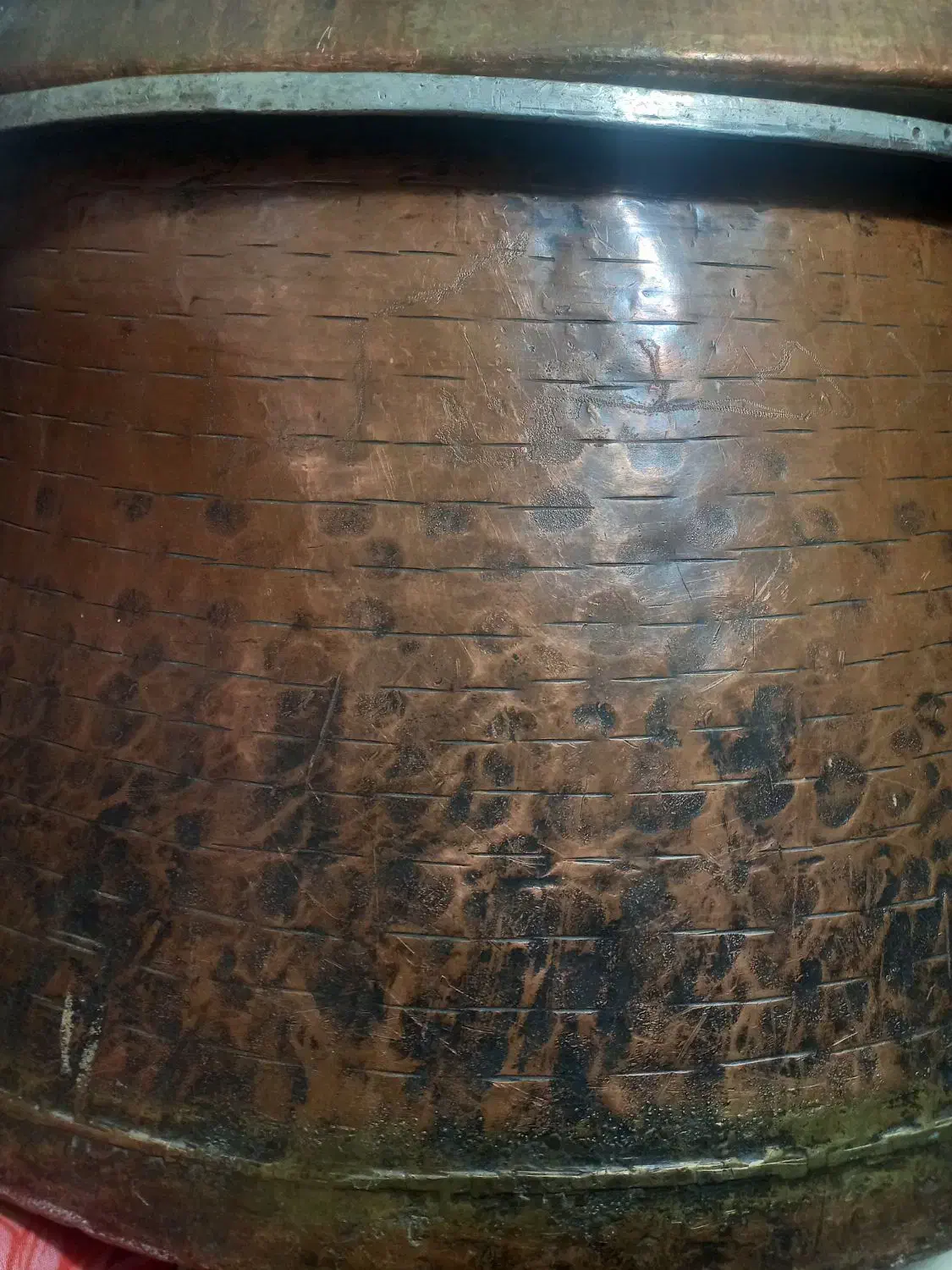 دیگ مسی قدیم درج یک کم کار قدیم|کلکسیون اشیاء عتیقه|نهاوند, |دیوار