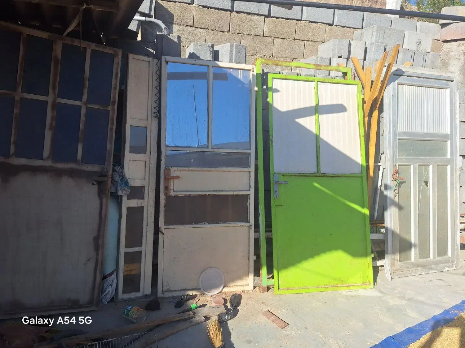 فروش درب آهنی وآلومینیومی تمیزبدون ذره ای پوسیدگی|مصالح و تجهیزات ساختمان|چاروسا, |دیوار