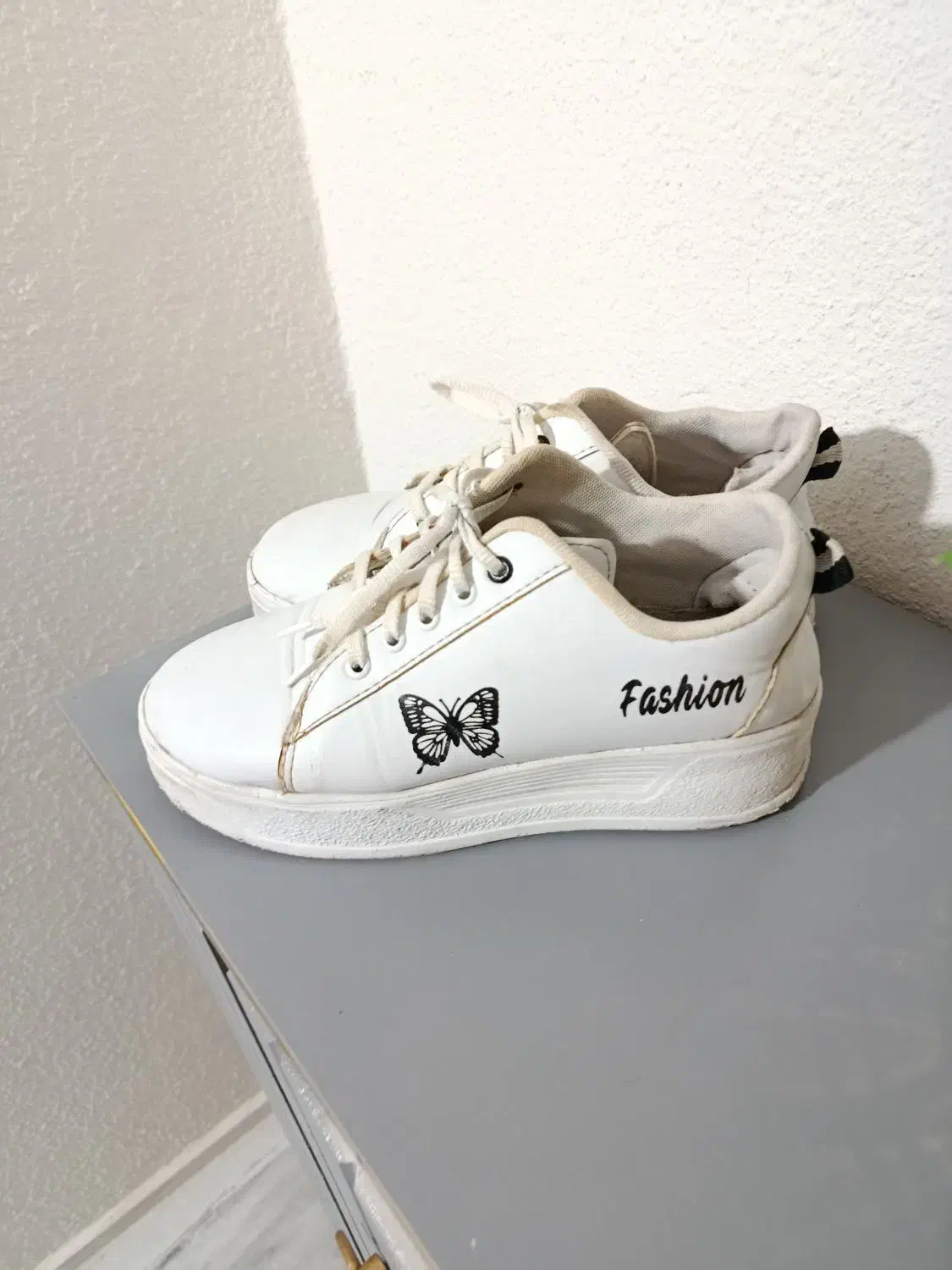 کتونی|کیف، کفش، کمربند|اندیشه, اندیشه فاز ۲|دیوار