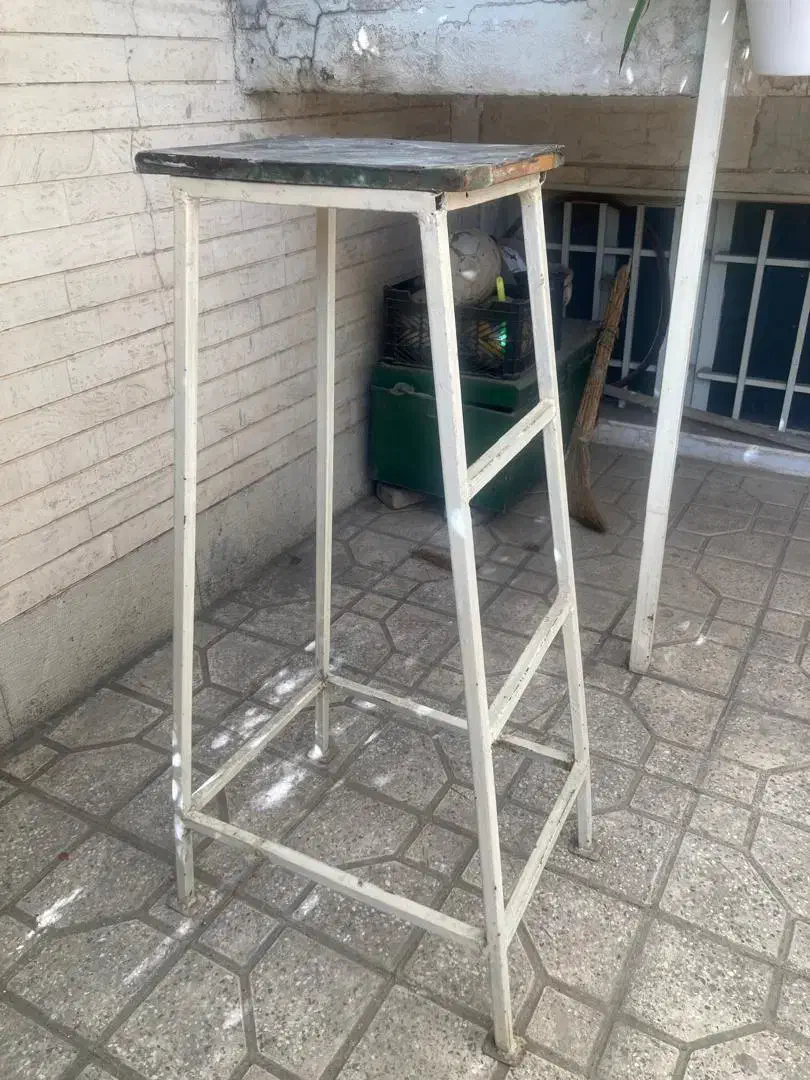 چهار پایه آهنی|ابزارآلات|تهران, خواجه نظام الملک|دیوار