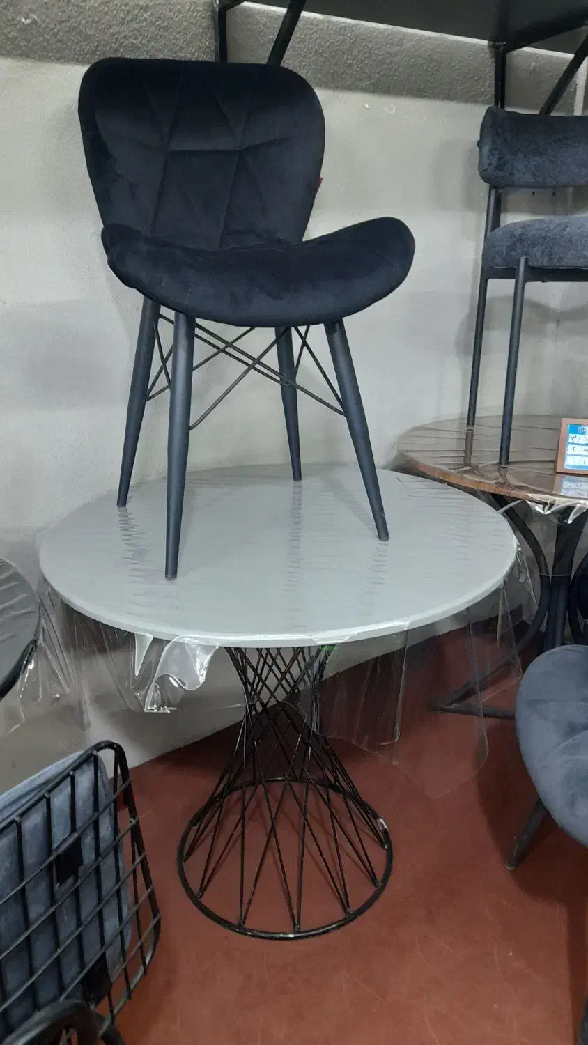 صندلیویرا روکشمخملفلزاستاتیک|میز و صندلی غذاخوری|حمیدیا, |دیوار