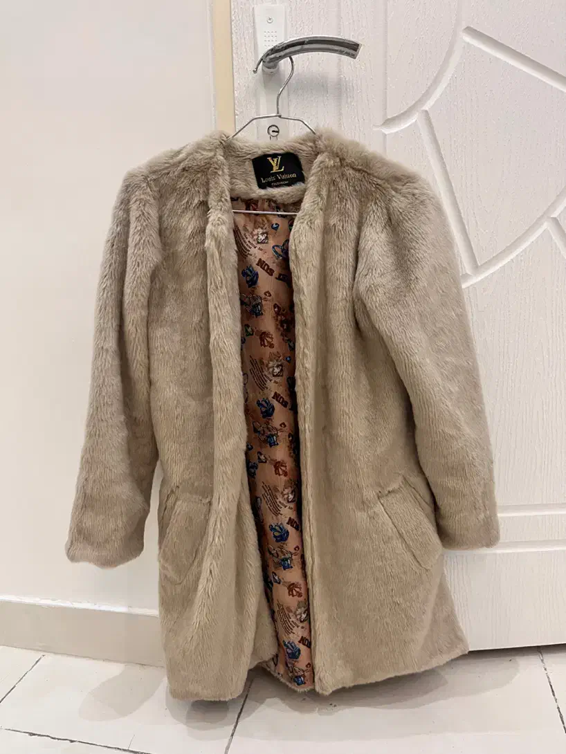 پالتو زنانه خز دار نو نو مارک لوییس ویلتون|لباس|ری, فیروزآبادی|دیوار