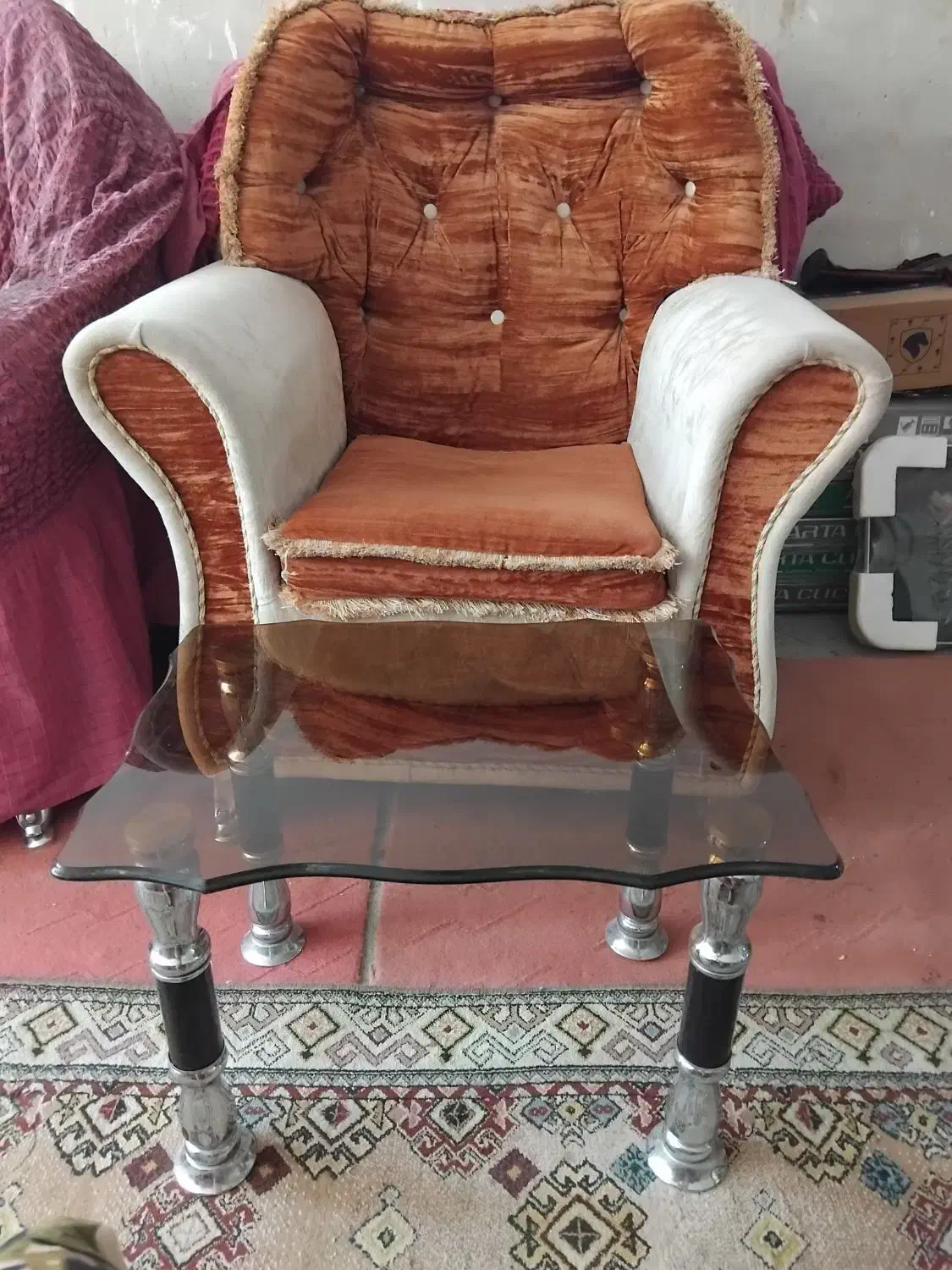 مبل راحتی ۷نفره  ۳عدد جلومبلی شیشه‌ای  تمیز|مبلمان خانگی و میز عسلی|اهر, |دیوار