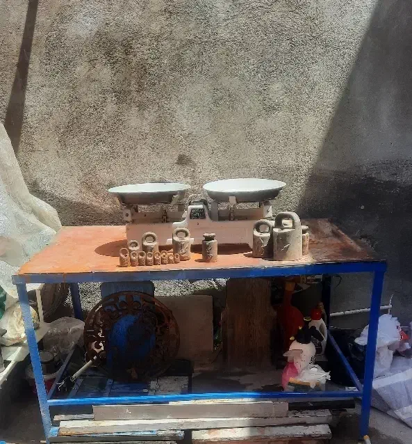 دو عدد میز فلزی و دو عدد باسکول چوبی قدیمی عتیقه|کلکسیون اشیاء عتیقه|تبریز, |دیوار