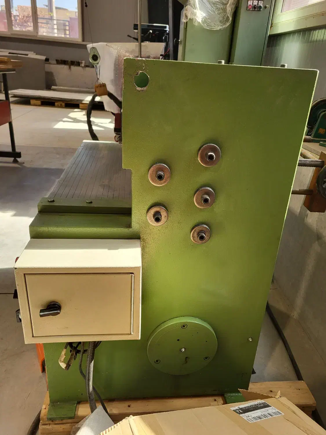 گیوتین برقی تک فازه ساخت شرکت پیشرو تکنیک|ماشینآلات صنعتی|چهارباغ, |دیوار