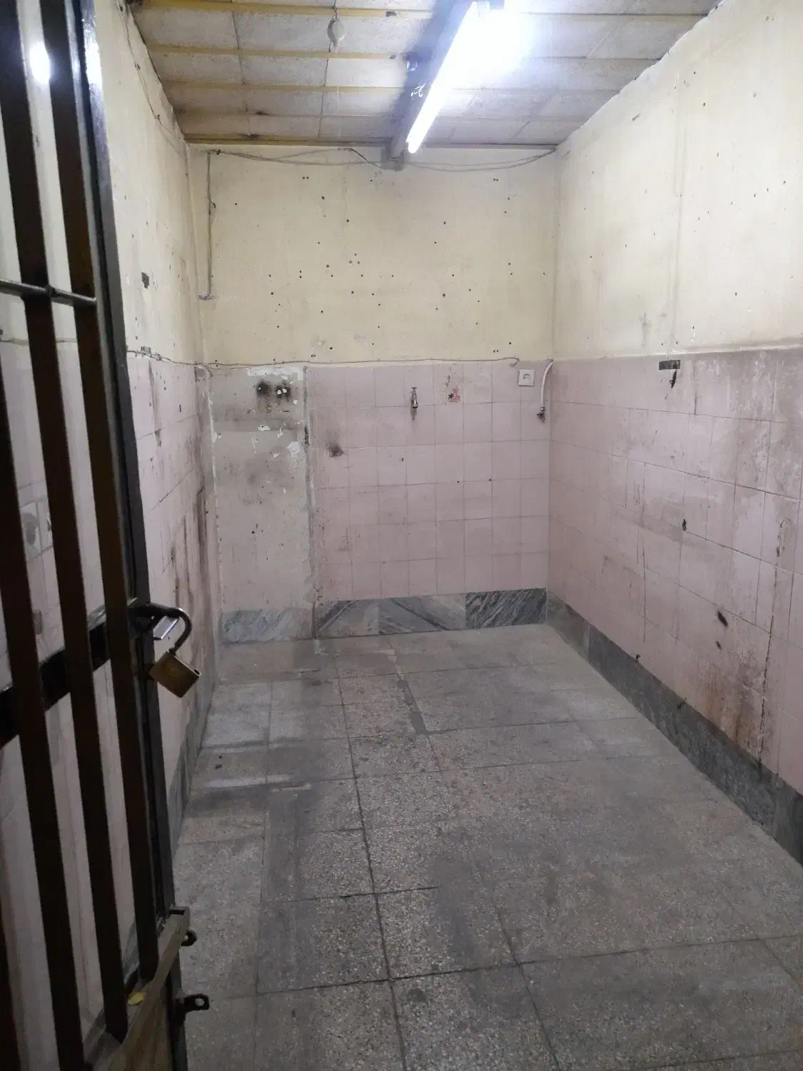 مغازه بر خیابان انوری پایین|اجارهٔ مغازه و غرفه|اراک, |دیوار