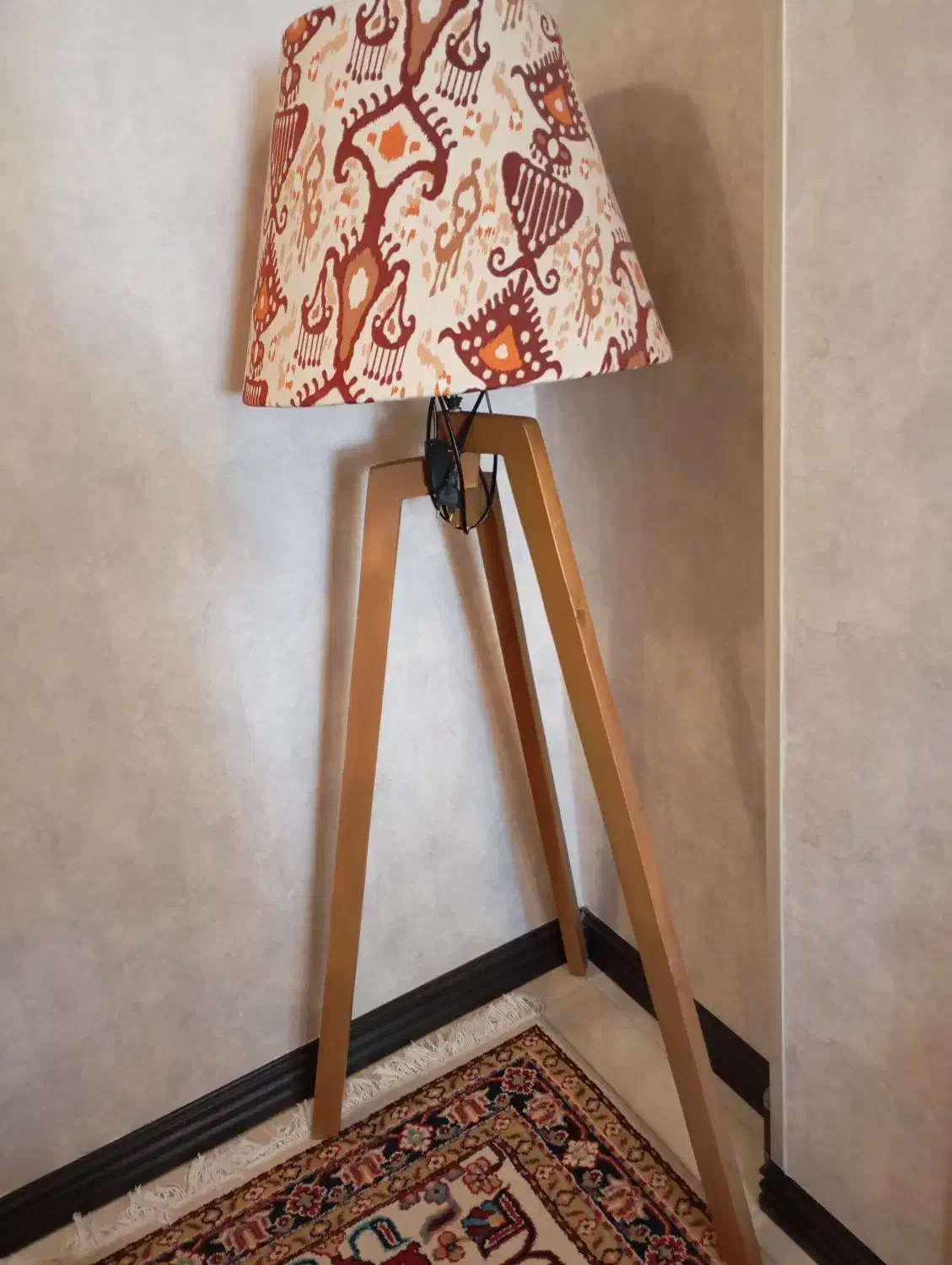 آباژور کنار سالنی با چوب راش|چراغ خواب و آباژور|شیراز, تندگویان|دیوار