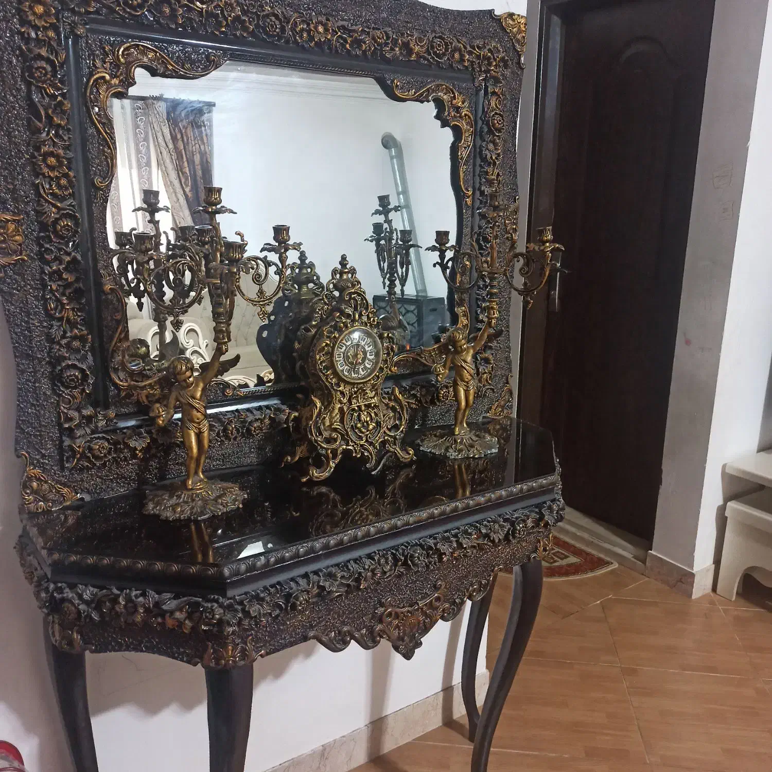 آینه و شمعدان|آینه|صومعه‌سرا, |دیوار