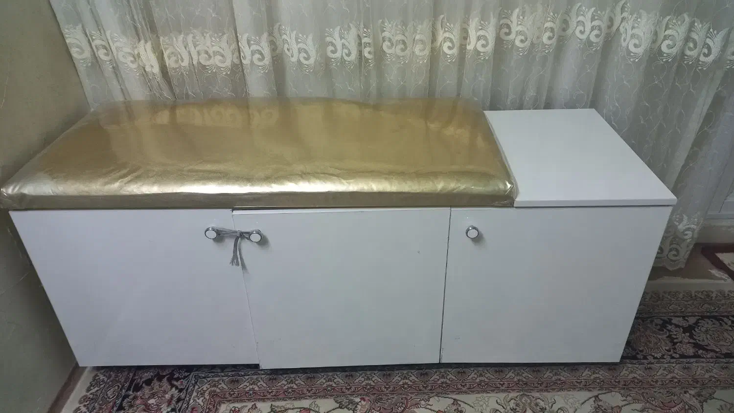 صندلی چرخدار و یک عدد صندلی انتظار|آرایشگاه و سالنهای زیبایی|مشهد, گوهرشاد|دیوار