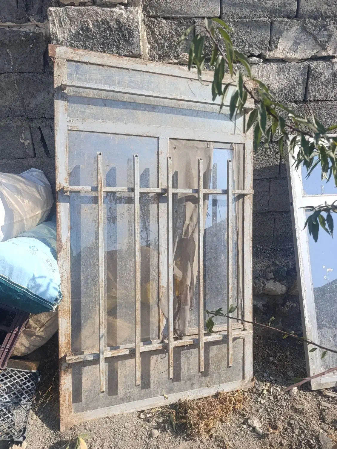 2عدد پنجره آهنی باشیشه های سالم|مصالح و تجهیزات ساختمان|قره قوین, |دیوار