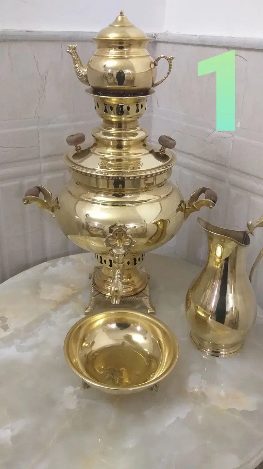 ظرف برنز،سماور،قمقمه مسی،آینه رحل،میز مجسمه برنجی|کلکسیون اشیاء عتیقه|قم, نخودی|دیوار