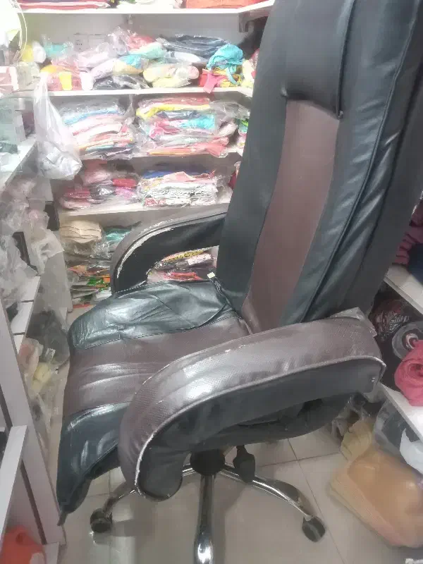 یک عدد صندلی چرخدار و جک دار|صندلی و نیمکت|ایلام, |دیوار