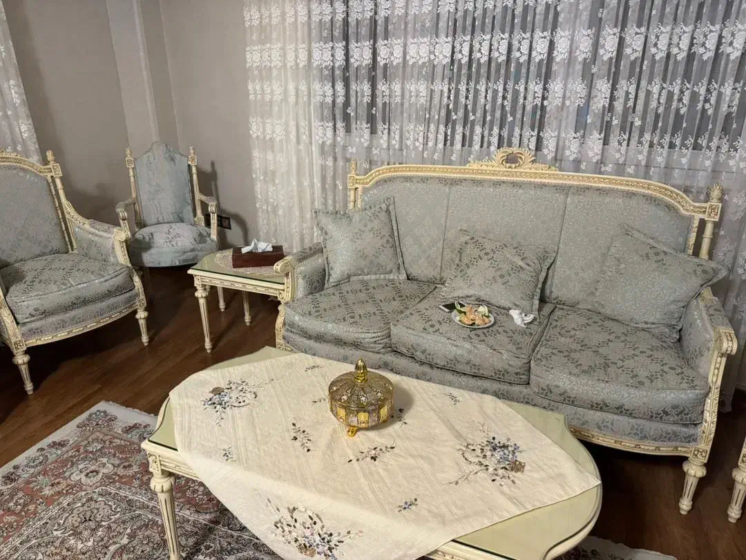 مبل نه نفره و میز نهار خوری|مبلمان خانگی و میز عسلی|رشت, چمارسرا|دیوار