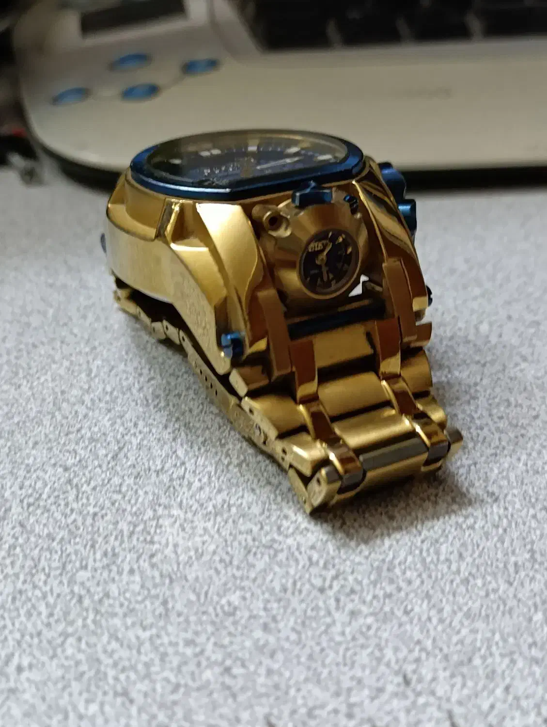 ساعت سوئیسی|ساعت|ری, شهادت|دیوار