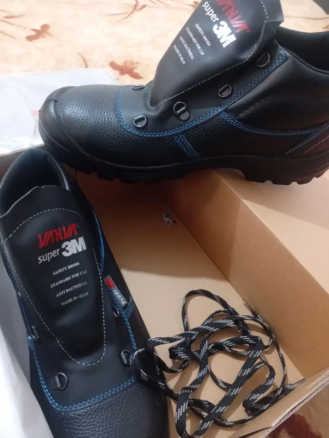 پوتین نو|کیف، کفش، کمربند|پلدختر, |دیوار