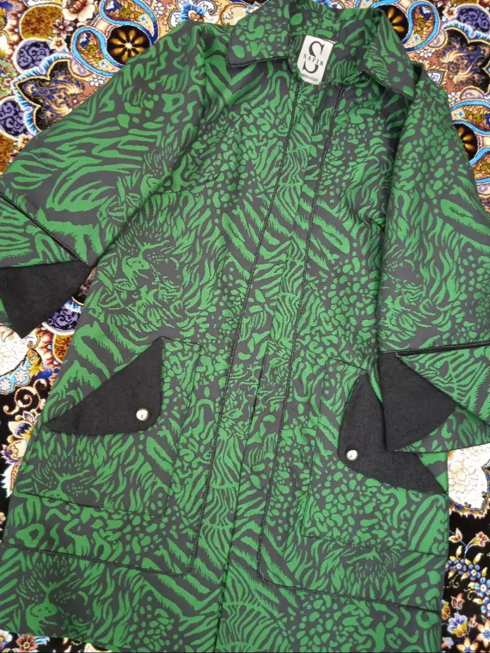 مانتو|لباس|قرچک, زیبا شهر|دیوار