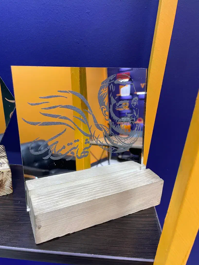 آینه رومیزی با پایه چوبی طراحی خاص و مینیمال|آینه|کرمان, |دیوار