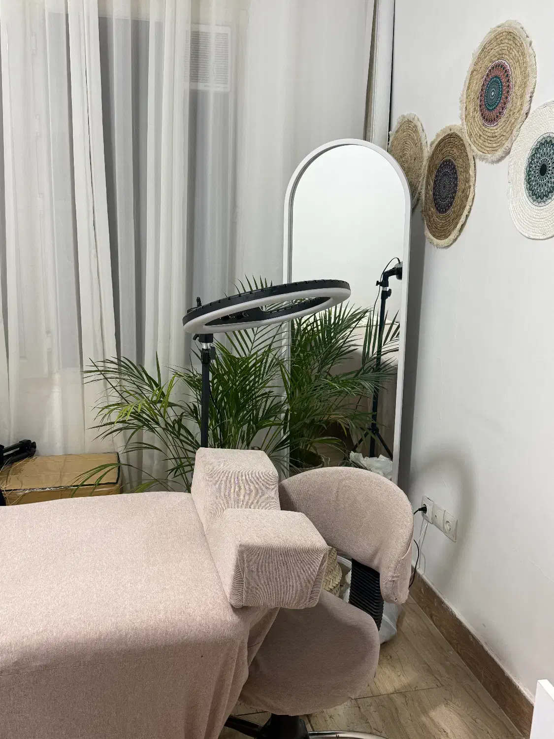 فروش تخت و صندلی و اینه قدی|آرایشگاه و سالنهای زیبایی|شیراز, عفیفآباد|دیوار