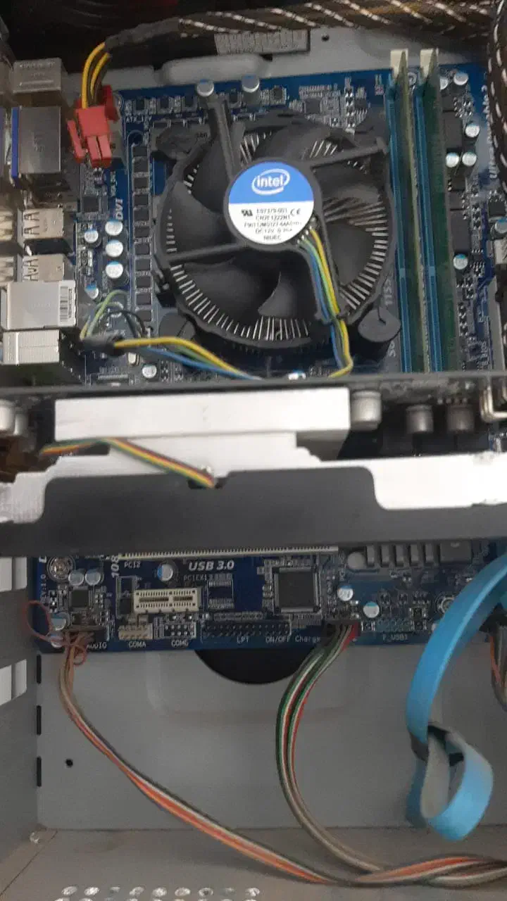 تعدادی کامپیوتر به همراه مانیتور به فروش میرسدیکجا|رایانه رومیزی|خمینی‌شهر, |دیوار