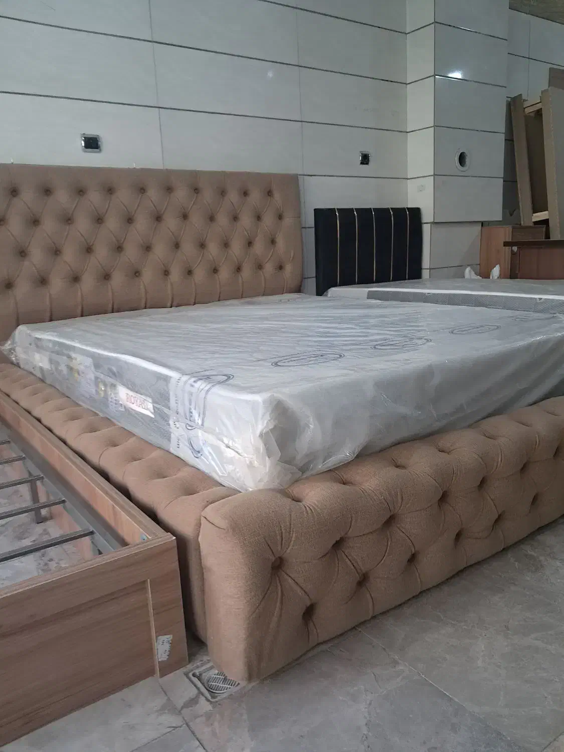 تخت هایه حجیم وپفکی کینگ سایز|تخت و سرویس خواب|مشهد, توس (بلوار توس)|دیوار