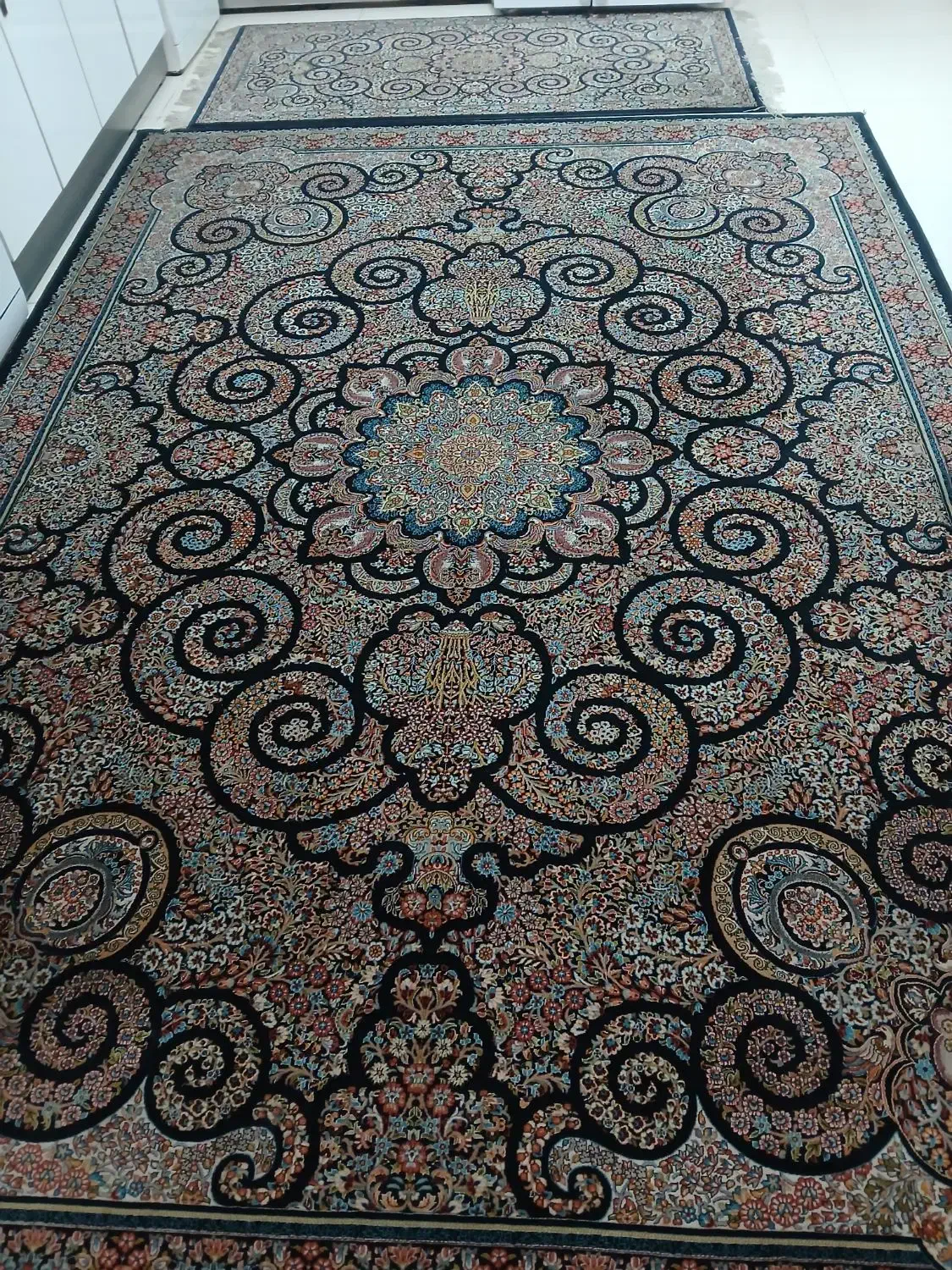 ۳ تخته فرش۹متری و۲تا کناره نگین مشهد زمینه سرمه ای|فرش|قم, شهرک مهدیه (مدرس)|دیوار