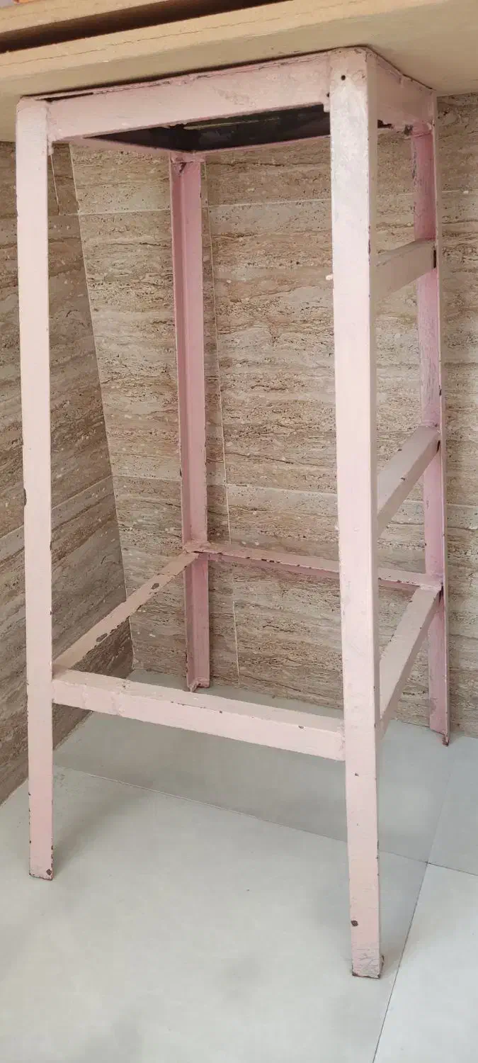 چهار پایه آهنی|صندلی و نیمکت|مشکیندشت, |دیوار