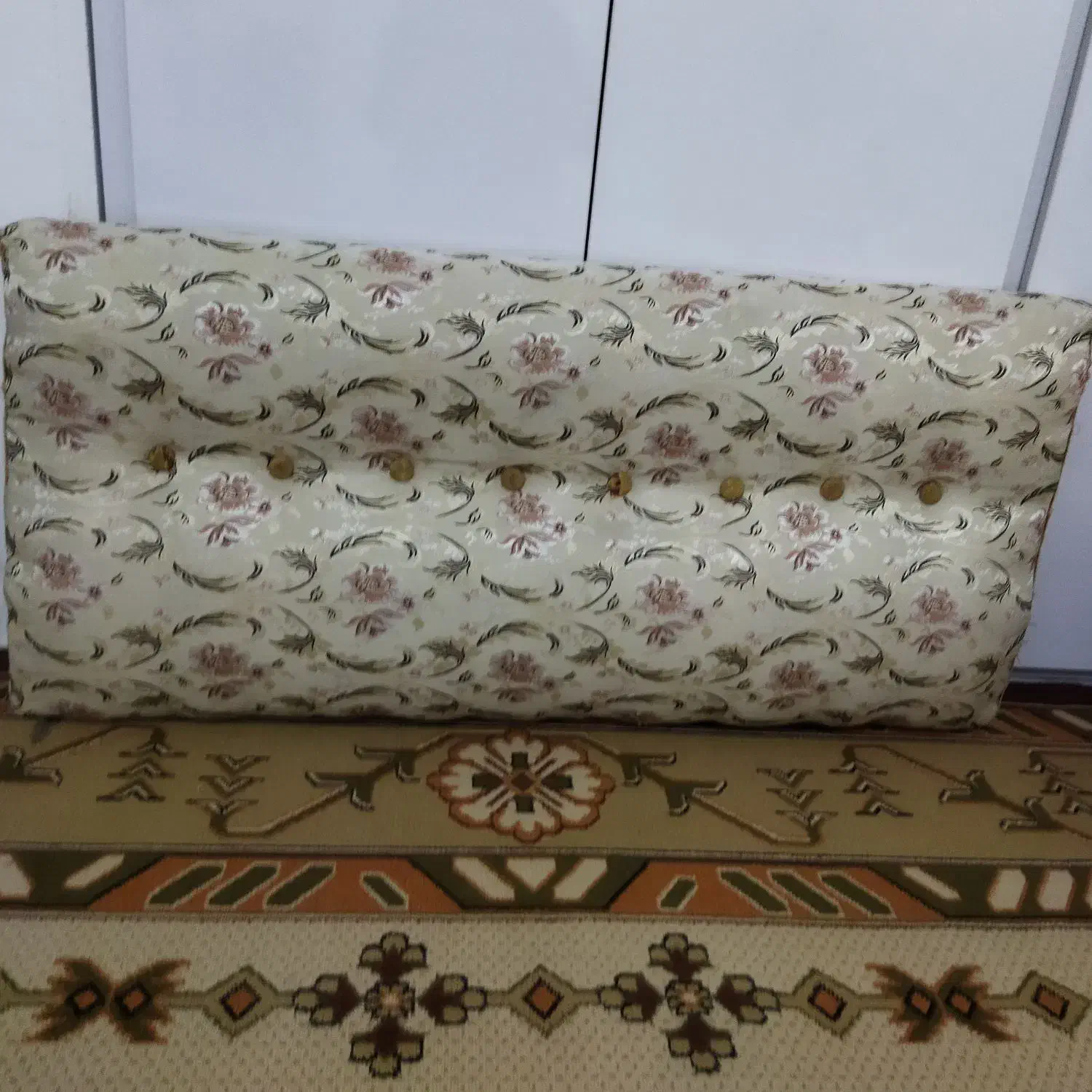 پشتی|رختخواب، بالش، پتو|اسلامآباد غرب, |دیوار