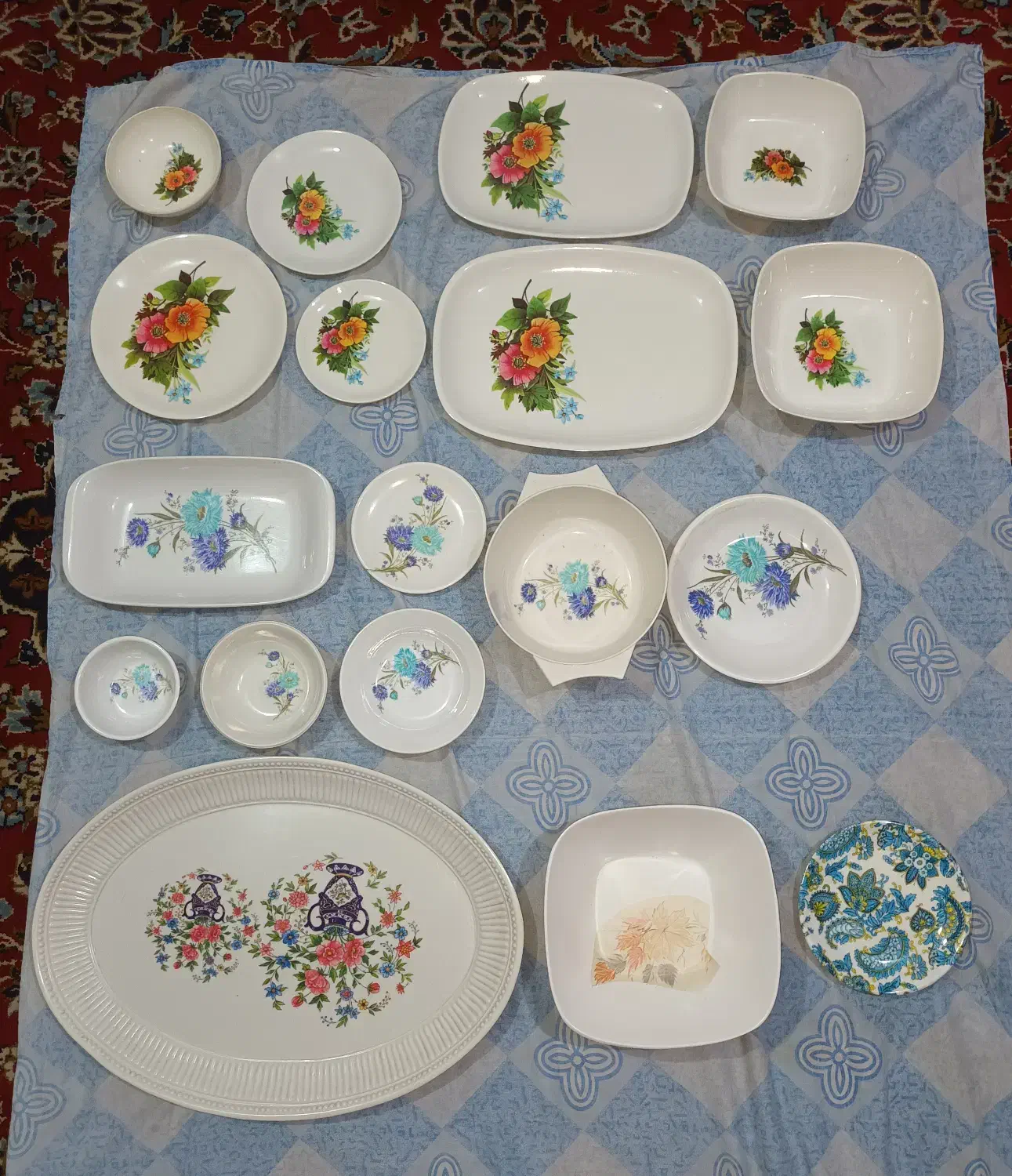 تعدادی ظرف نوستالژیک ملامین ،استیل یکجاباهم .بهشهر|کلکسیون اشیاء عتیقه|ساری, |دیوار