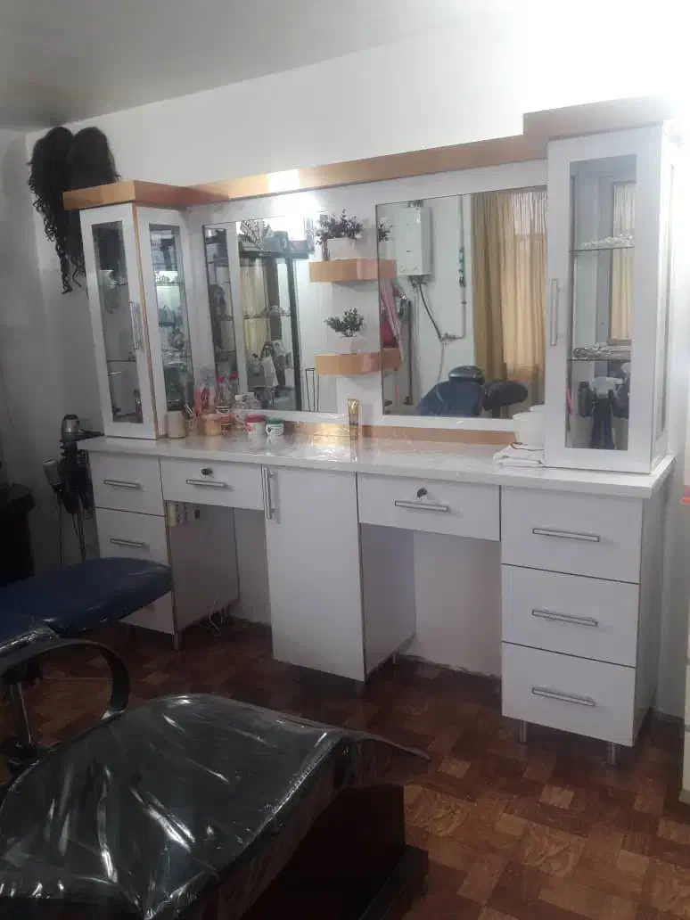 کمد و ویترین آرایشگاه|آرایشگاه و سالن‌های زیبایی|پارس‌آباد, |دیوار