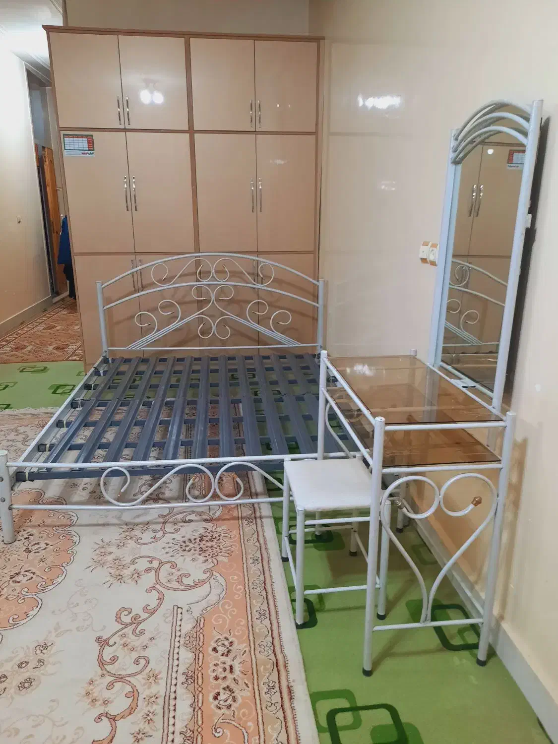 تخت چکشی فر فوژه دو نفره همراه تشک ومیز آرایش|تخت و سرویس خواب|خمینی‌شهر, |دیوار