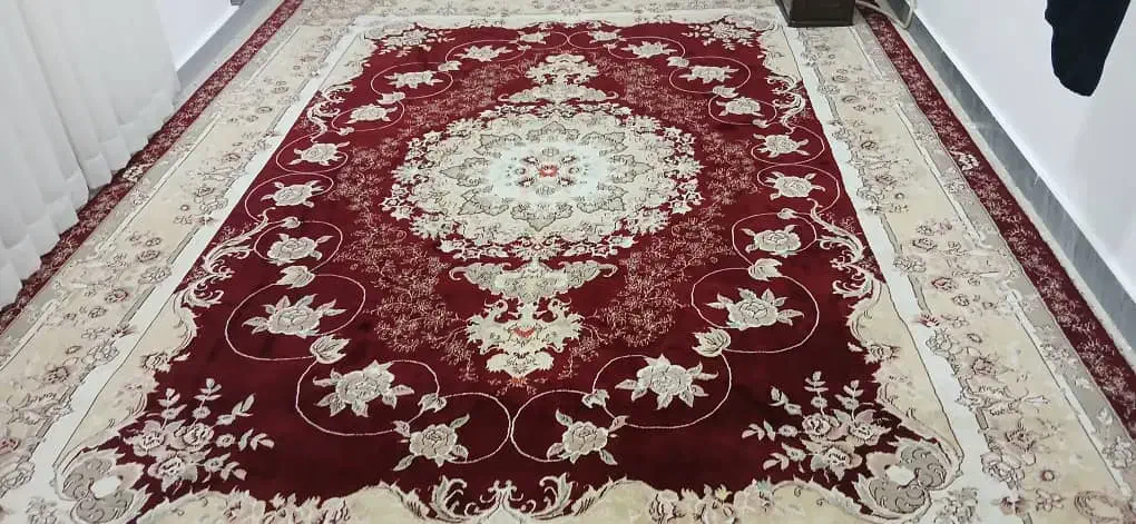 یک تخته فرش ۱۲ متری میز تاویزیون شرکتی کارکرده.|فرش|محمدشهر, محمدشهر|دیوار