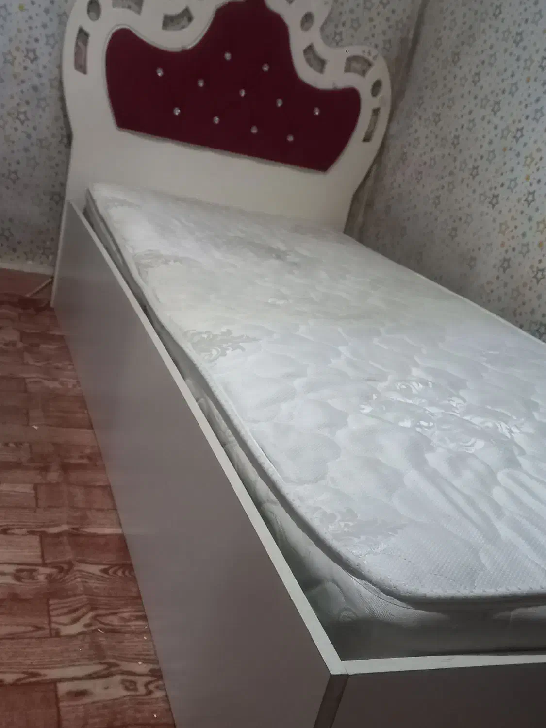 تخت یک نفر در حد|تخت و سرویس خواب|رشت, بیجارپس|دیوار