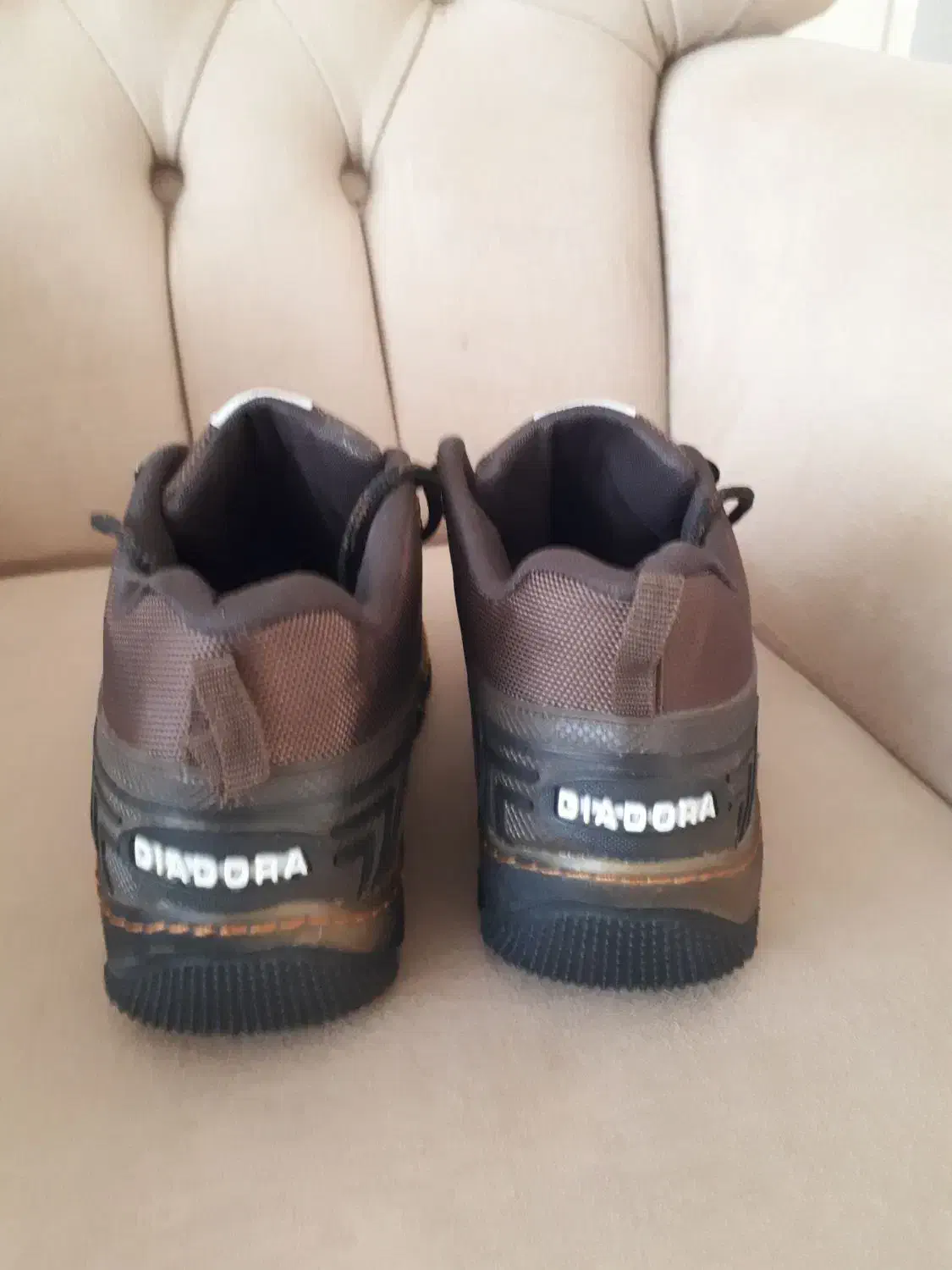 کفش کوهنوردی|کیف، کفش، کمربند|هشتگرد, شهرک ولیعصر (مصلی)|دیوار